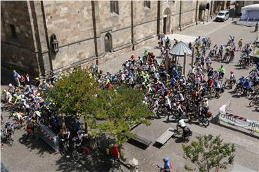 200 Teilnehmerinnen und Teilnehmer der Euregio-Alpen-Radtour beim Aufbruch vom Bozner Pfarrplatz.  Foto: LPA/Maja Clara