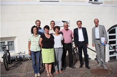 Dank zum Abschied (v.re.): Ressortdirektor Zerzer, LR Theiner, Neo-Pensionist Platter, Außenamtsleiter Hanspeter Gunsch mit Büromitarbeitern Lukas Hofer und (vorne v.li.) Edith Theiner, Isabella Maurina, Nadja Schöpf.