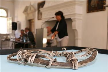 Ein besonderer archäologischer Fund: Der Schneeschuh aus der Zeit vor dem Ötzi wird in Bozen präsentiert (FOTO: Roman Clara/ www.provinz.bz.it/news)