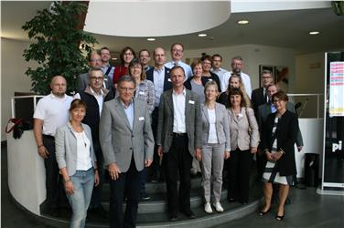 Die Delegation von Schulführungskräften aus Rheinhessen-Pfalz im Deutschen Bildungsressort mit den beiden Inspektorinnen Sigrun Falkensteiner (links) und Gertrud Verdorfer (rechts). Foto: LPA/Herbert Taschler