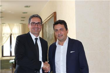 Landeshauptmann Arno Kompatscher mit dem Direktor der staatlichen Liegenschaftsagentur, Roberto Reggi - Foto: LPA/Katharina Tasser