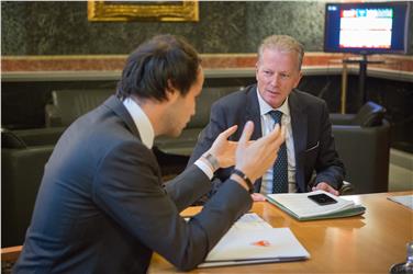 Landesrat Philipp Achammer (l.) und Vizekanzler Reinhold Mitterlehner (r.) sprachen beim heutigen Treffen in Wien auch über die Anerkennung der Lehrabschlüsse und Meisterausbildung. Foto: Jakob Glaser