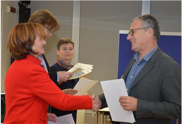 Landesrätin Martha Stocker, der Direktor der Eurac-Education Günther Cologna und die Direktorin des Amtes für Ausbildung des Gesundheitspersonals Veronika Rabensteiner (v.l.n.r.) übergaben heute den Teilnehmern des Lehrganges ihre Dip