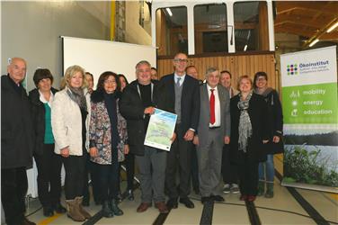 Wettbewerb "Blühende Straßen" 2016: Landesrat Florian Mussner hat heute in Oberbozen den Vertretern der Gemeinde Ritten rund um Bürgermeister Paul Lintner die Siegerurkunde übergeben. (Foto: LPA/Roman Clara)