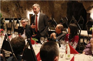 Regionalität als Mehrwert: Agrarlandesrat Schuler (stehend) beim Treffen mit den Vertretern der Südtiroler Milchwirtschaft; li. Sennereiverbandsobmann Reinalter, re. Abteilungsdirektor Pazeller, Sennereiverbandsdirektorin Kaser. Foto: LPA/mac