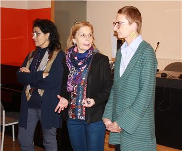 Heute hat der Sprachaustausch zwischen der italienischen Oberschule "C. de' Medici" und dam deutschen Gymnasium "M. Hueber" in Bozen begonnen – v.l.n.r. Nicoletta Minnei, Gabriella Kustatscher und Heidi Hintner Foto: LPA/F. Grig