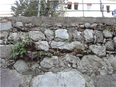 Uferpflegearbeiten sind ein wesentlicher Teil des Hochwasserschutzes; das Bild zeigt einen Abschnitt der Mauer entlang der Passer in Meran. LPA/Amt für Wildbach- und Lawinenverbauung West