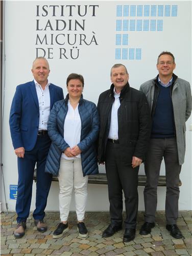 Istitut Micurá de Rü: die neue Verwaltungsratspräsidentin Erika Castlunger (2. v.l.) und Vizepräsident Roland Demetz (3. v.l.) mit Heinrich Videsott (rechts) und Direktor Leander Moroder (li.): Foto: LPA/Institut Micurá de Rü