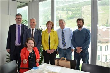 Besuch aus Aosta: Landesrätin Stocker mit (v.l.) Ressortdirektor Michael Mayr, Vittorio Stefano Anglesio, Amtsdirektorin Brigitte Waldner, Jean Barocco, Joël Créton - Foto: LPA/Ulrike Griesser