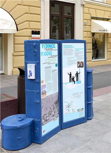 Einer der elf Koffer des Touriseums in Meran