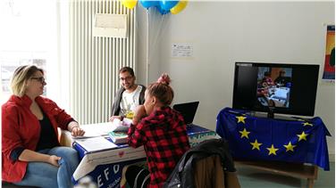 Francesca (links) und Giacomo berichten über ihre Erfahrungen beim Europäischen Freiwilligendienst.