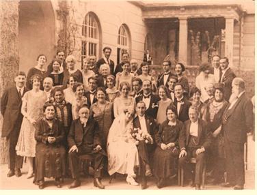 Das Familienfoto anlässlich der Hochzeit von Sarah und Josef Bermann (1926) vor dem Hotel Bellaria in Meran. Foto:LPA/privat