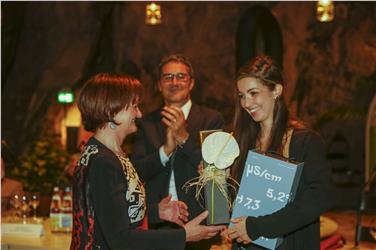 LRin Stocker ehrt Naturbahnrodlerin Greta Pinggera - Foto: LPA/Oskar Verant