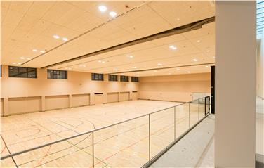 Die neue Turnhalle ist 45 Meter lang und 27 Meter breit. Die Oberfläche beträgt 1.248 Quadratmeter. Foto: Abt. öffentliche Arbeiten/Paolo Tenaglia