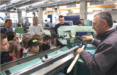 Professor Kuno Prey erklärte der Grundschulklasse aus Flaas, wie das Projekt verwirklicht wurde. Foto: LPA/Italienische Berufsbildung