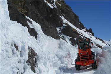 Der Straßendienst des Landes bei der Schneeräumung auf dem Stilfser Joch vor einigen Tagen