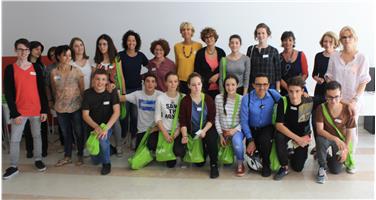 Landesrat Christian Tommasini mit Schülern, die am Austauschprojekt teilgenommen haben. Foto: LPA/F. Grigoletto