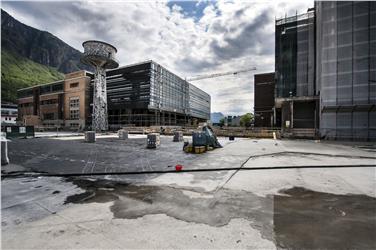 Ein aktuelles Foto der Baustelle rund um das Hauptgebäude "Black Monolith", das am 2. Oktober seine Tore öffnet.. Foto: BLS/I. Corrà