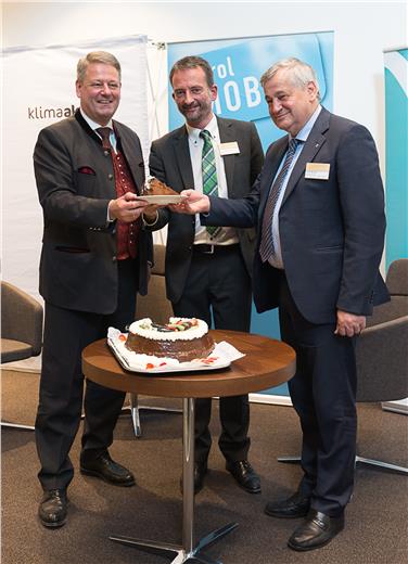 Anlässlich des 200-jährigen Geburtstages des Fahrrades durfte die Torte nicht fehlen: (v.l.n.r.:) Bundesminister Rupprechter, LAbg Weratschnig und LR Mussner (FOTO: Mallaun)