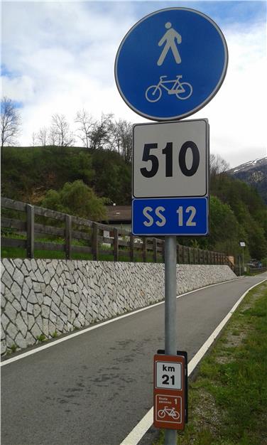 Mit solchen neuen Schildern - wie sie bereits zwischen Franzensfeste und Brenner zu sehen sind - sollen innerhalb des nächsten Jahres auch die übrigen Hauptachsen des Südtiroler Radwegenetzes versehen werden. Foto: LPA