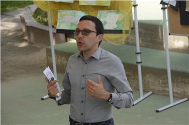 Landesrat Christian Tommasini bei der Diskussionsrunde zur Mehrsprachigkeit an den italienischen Kindergärten. Foto: LPA/M. Diquirico