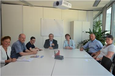 Landesrätin Stocker im Gespräch mit dem neuen Vorstand der Lebenshilfe - Foto: LPA/ Barbara Franzelin