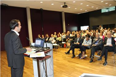 Landesrat Achammer wies in seinen Grußworten unter anderem auf die Bedeutung der positiven Einstellung beim Erlernen von Sprachen hin. Foto: LPA/me