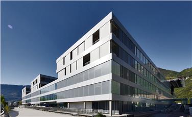 Die Fassade der neuen Klinik macht die Baufortschritte sichtbar. Foto: LPA/3m engineering