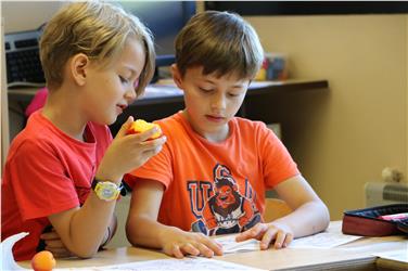 Freude an Obst und Gemüse: Schüler der Klasse 1A der Grundschule Haslach. Foto: LPA/Maja Clara