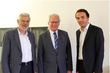 Der neue Vorsitzende des Rates für deutsche Rechtschreibung, Josef Lange (Mitte), traf sich gestern Abend in Bozen mit Bildungslandesrat Philipp Achammer (r.) und Bereichsdirektor Rudolf Meraner (l.). Foto: LPA/Dietmar Pattis