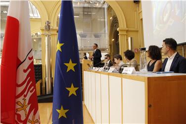 LH Kompatscher, Mathias Stuflesser, Stefania Paolazzi, Vesna Caminades, Giulia Chiarel, Gabriela Kerschbaumer und Renato Sette bei der heutigen Informationstagung - Foto: LPA/rm