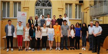 Schülerinnen und Schüler der Gymnasien aus dem ganzen Land waren heute zur Abschlussfeier in den Innenhof des Landhauses 1 nach Bozen gekommen. Foto: Verena Hilber