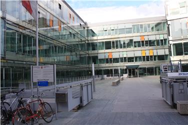 Das italienische Sozialwissenschaftliche und Kunstgymnasium "Giovanni Pascoli" in der Deleddastraße in Bozen könnte schon bald eine vom Freistaat Bayern anerkannte doppelte Matura anbiete. Foto: LPA/Archivbild