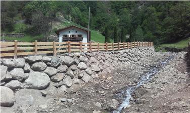 Nach der Erhöhung und Verlängerung der Uferschutzmauer des Perflerbaches in Schnals sind nun die Anrainer besser geschützt. Foto: LPA/Amt für Wildbach- und Lawinenverbauung West
