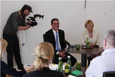 Landeshauptmann Kompatscher vor versammelten Journalisten heute im Presseclub Concordia in Wien - Foto: LPA/Dominik Holzer