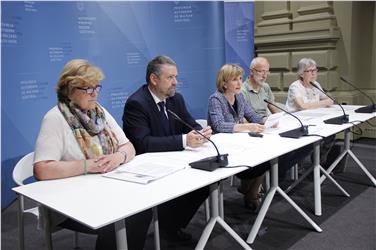 Sie stellten das Positionspapier vor (v.l.): Im Bild (v.l.):  Helga Mutschlechner Holzer, Olav Lutz, LRin Deeg, Roberto Pompermaier und Angelika Mitterrutzner./Foto LPA rm