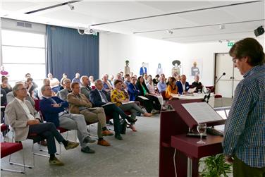 Bei der Eröffnung der Tagung (v.l.n.r.:): Theodor Rifesser, Felix Ploner, Heinz Videsott, LR Florian Mussner und Erika Castlunger (FOTO: Roman Clara - www.provinz.bz.it/news)