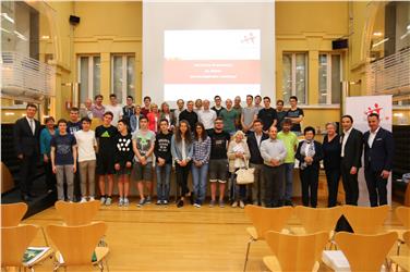 Gruppenbild aller prämierten Schülerinnen und Schüler mit LR Philipp Achammer, Schulamtsleiter Peter Höllrigl sowie den Schulführungskräften und Koordinatoren. Foto: LPA/me