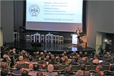 LH Kompatscher bei der Eröffnung des OITAF-Kongresses: "Südtirol ist ein Seilbahn-Land" (FOTO: Roman Clara - www.provinz.bz.it/news)