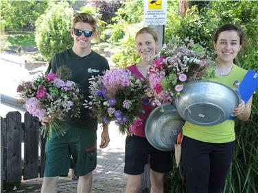 Mit 10 Punkten Abstand gewinnt das Team Birke den 16. Berufswettbewerb für junge Gärtner und Floristinnen: (v.li.) Patrick Staschitz, Monika Gall und Sonja Salvador. Foto: Fachschule Laimburg