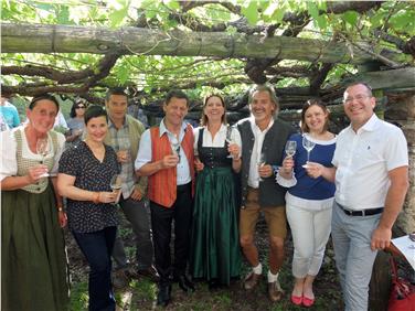 Veranstalter und Ehrengäste stoßen zum sechsten Mal auf die Blüte der Versoaln-Rebe an; mit dabei Franz Posch, Moderator der Fernsehsendung "Mei liabste Weis" (4.v.li.). Foto: Gärten von Schloss Trauttmansdorff