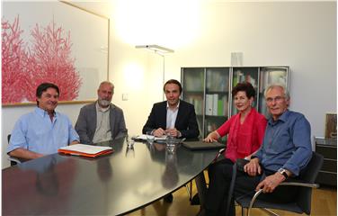 Kulturlandesrat Philipp Achammer (Mitte) mit der neuen Landesobfrau des Heimatpflegeverbands, Claudia Plaikner, sowie Josef Vieider (1. v.re.), Josef Oberhofer (1. v.li.) und Bernhard Lösch (2. v.li.). Foto: LPA/Ingo Dejaco