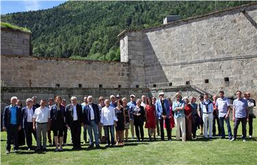 Vernissage der Ausstellung "50x50x50": Die Künstler mit Vertretern aus den Bereichen Politik und Kultur in der Festung Franzensfeste (FOTO: Landesmuseen)