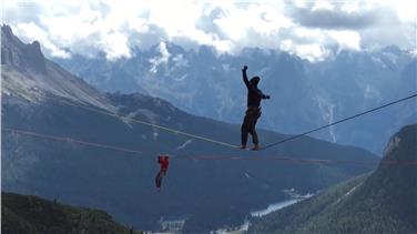 Highlining: Betreiber dieser Trendsportart müssen das Anbringen der Slackline in der Landesabteilung Forstwirtschaft melden, falls dabei die Höhe von 15 Metern über dem Boden überschritten wird.