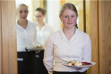 Die Ausbildung der Fachkräfte für Agrotourismus an den Fachschulen für Hauswirtschaft und Ernährung berechtigt künftig auch zur Führung gastwirtschaftlicher Betriebe. Foto: Fachschule Frankenberg / Marion Lafogler