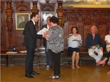 Bildungslandesrat Philipp Achammer überreichte den Kursteilnehmerinnen und -teilnehmern ihre Diplome. Foto: LPA