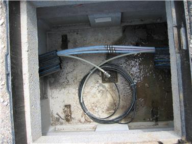 Kanalschacht, in dem die Rohrleitungen mit den Glasfaserkabeln sichbar sind. Foto: LPA/Amt f. Infrastrukturen d.T.