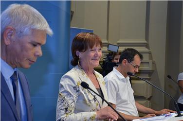 Arbeitslandesrätin Stocker hat mit dem Direktor der Abteilung Arbeit Helmuth Sinn (li.) und dem Direktor des Landesamtes für Arbeitsmarktbeobachtung Stefan Luther (re.) die neue Arbeitsmarktstudie vorgestellt. Foto: LPA/Barbara Franzelin