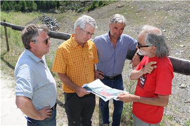 Lawinenschutzbauten begutachtet (v.li.): Direktor des Amtes für Wildbach- und Lawinenverbauung West Mauro Spagnolo, Zivilschutzlandesrat Schuler, Direktor Agentur für Bevölkerungsschutz Pollinger, Bürgermeister Georg Altstätter.