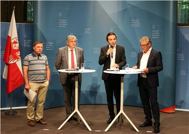 Bildungslandesrat Philipp Achammer (3. v.li.), Mobilitätslandesrat Florian Mussner (2. v. li.), Gemeindenverbands-Präsident Andreas Schatzer (re.) sowie Amtsdirektor Richard Paulmichl (1. v.li.) bei der Pressekonferenz. Foto: LPA/Ingo Dejaco